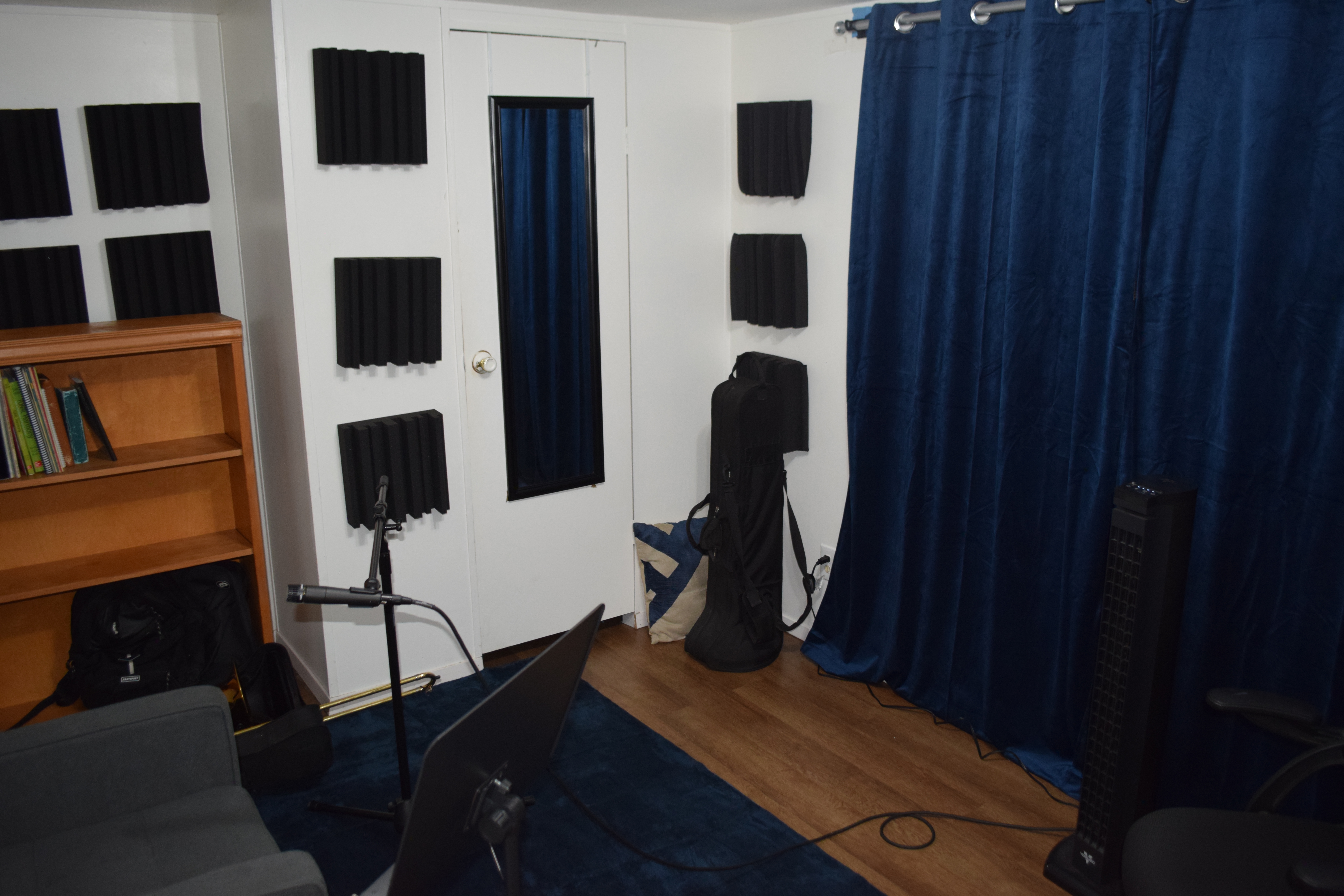 Paneles acústicos y cortinas del estudio de grabación